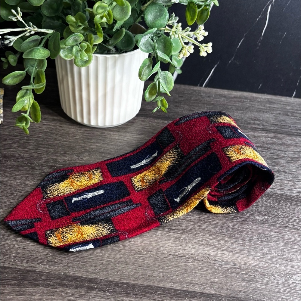 Stylish Red and Black Patterned Tie